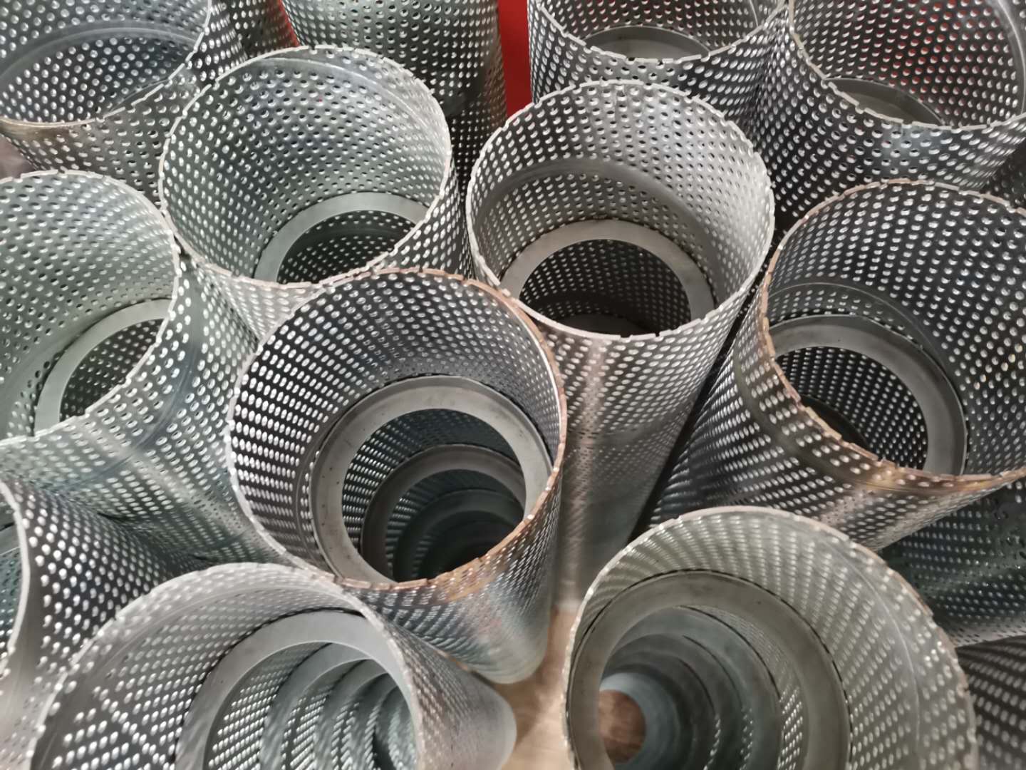 不锈钢冲孔螺旋焊接管冲孔滤芯。